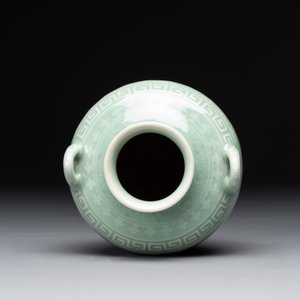 A Chinese archaistic celadon-glazed 'chilong' vase, Qianlong mark, 20th C. — foto 5