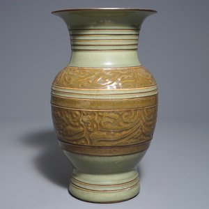 A Chinese archaistic celadon-glazed vase with moulded design, 19th C. — 照片 2