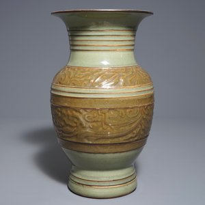 A Chinese archaistic celadon-glazed vase with moulded design, 19th C. — 照片 4