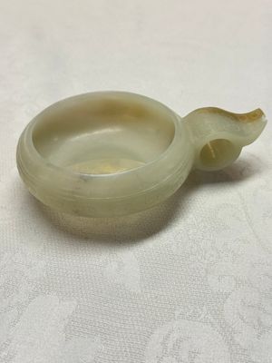 A Chinese archaistic celadon jade handled cup, 'Yi 匜', 17/18th C. — photo 1