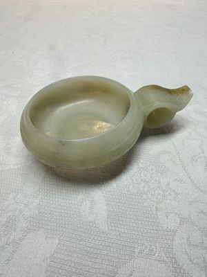 A Chinese archaistic celadon jade handled cup, 'Yi 匜', 17/18th C. — photo 2