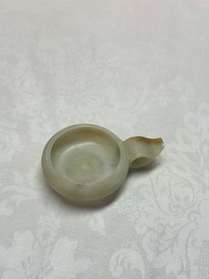 A Chinese archaistic celadon jade handled cup, 'Yi 匜', 17/18th C. — photo 3
