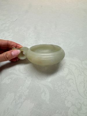 A Chinese archaistic celadon jade handled cup, 'Yi 匜', 17/18th C. — photo 4