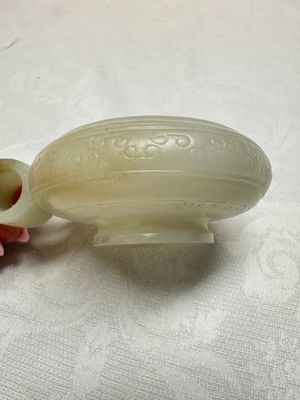 A Chinese archaistic celadon jade handled cup, 'Yi 匜', 17/18th C. — photo 5