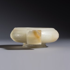 A Chinese archaistic celadon jade handled cup, 'Yi 匜', 17/18th C. — photo 2