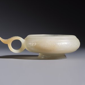 A Chinese archaistic celadon jade handled cup, 'Yi 匜', 17/18th C. — photo 3