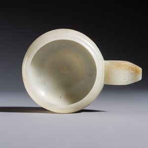 A Chinese archaistic celadon jade handled cup, 'Yi 匜', 17/18th C. — photo 5