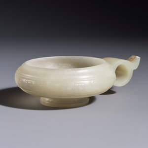 A Chinese archaistic celadon jade handled cup, 'Yi 匜', 17/18th C. — photo 7