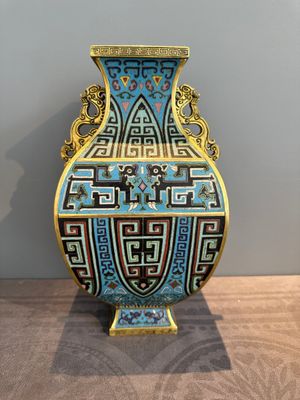 A Chinese archaistic cloisonné square vase, Qianlong and Ren mark, 19/20th C. — photo 3