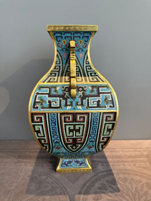 A Chinese archaistic cloisonné square vase, Qianlong and Ren mark, 19/20th C. — photo 4