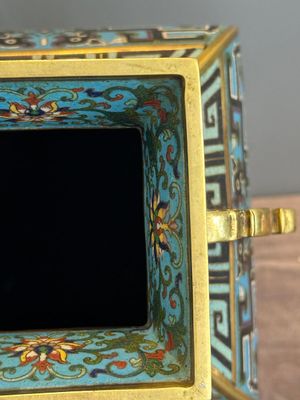 A Chinese archaistic cloisonné square vase, Qianlong and Ren mark, 19/20th C. — photo 6