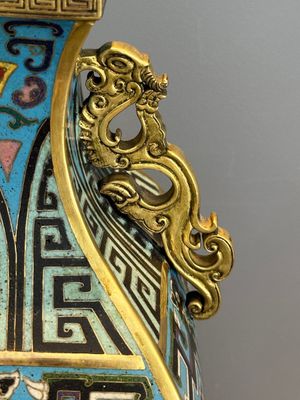 A Chinese archaistic cloisonné square vase, Qianlong and Ren mark, 19/20th C. — photo 7