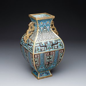 A Chinese archaistic cloisonné square vase, Qianlong and Ren mark, 19/20th C. — photo 1