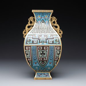 A Chinese archaistic cloisonné square vase, Qianlong and Ren mark, 19/20th C. — photo 2