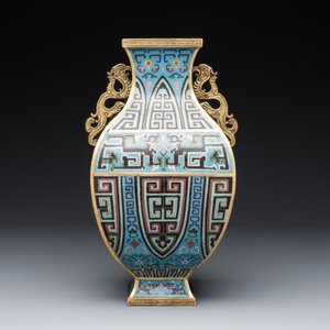 A Chinese archaistic cloisonné square vase, Qianlong and Ren mark, 19/20th C. — photo 4