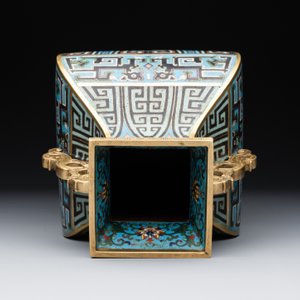 A Chinese archaistic cloisonné square vase, Qianlong and Ren mark, 19/20th C. — photo 6