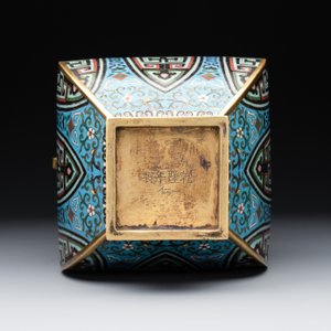 A Chinese archaistic cloisonné square vase, Qianlong and Ren mark, 19/20th C. — photo 7