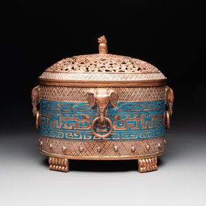 A Chinese archaistic enamelled copper 'elephant' censer with cover and a cloisonné 'Luohan' censer with cover, 20th C. — 照片 2