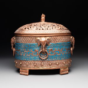 A Chinese archaistic enamelled copper 'elephant' censer with cover and a cloisonné 'Luohan' censer with cover, 20th C. — 照片 4