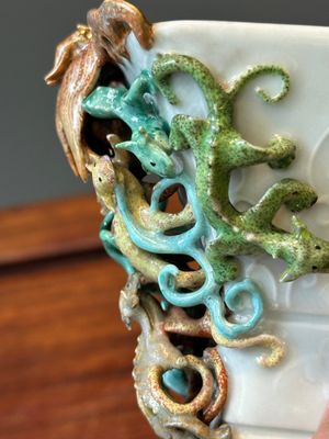 A Chinese archaistic famille rose cup in shape of a 'zun' with nine applied dragons, Qianlong/Jiaqing — 照片 16