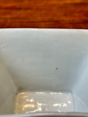 A Chinese archaistic famille rose cup in shape of a 'zun' with nine applied dragons, Qianlong/Jiaqing — 照片 19