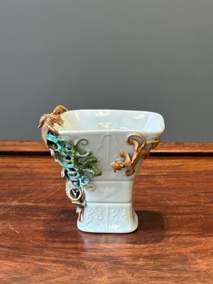 A Chinese archaistic famille rose cup in shape of a 'zun' with nine applied dragons, Qianlong/Jiaqing — 照片 3