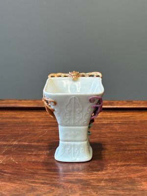 A Chinese archaistic famille rose cup in shape of a 'zun' with nine applied dragons, Qianlong/Jiaqing — 照片 4