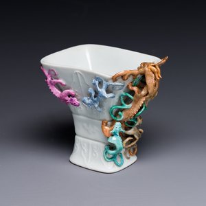 A Chinese archaistic famille rose cup in shape of a 'zun' with nine applied dragons, Qianlong/Jiaqing — 照片 1