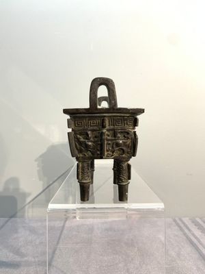 A Chinese archaistic gold and silver-inlaid bronze rectangular bronze censer, 'fangding 方鼎', Ming — photo 2