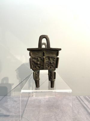 A Chinese archaistic gold and silver-inlaid bronze rectangular bronze censer, 'fangding 方鼎', Ming — photo 4
