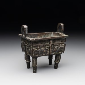 A Chinese archaistic gold and silver-inlaid bronze rectangular bronze censer, 'fangding 方鼎', Ming — photo 1