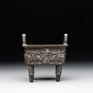 A Chinese archaistic gold and silver-inlaid bronze rectangular bronze censer, 'fangding 方鼎', Ming — photo 2