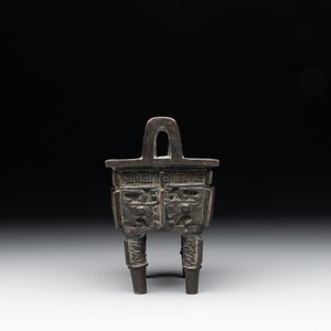 A Chinese archaistic gold and silver-inlaid bronze rectangular bronze censer, 'fangding 方鼎', Ming — photo 3