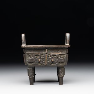 A Chinese archaistic gold and silver-inlaid bronze rectangular bronze censer, 'fangding 方鼎', Ming — photo 4