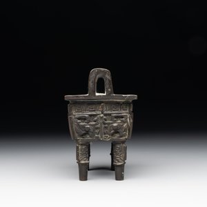 A Chinese archaistic gold and silver-inlaid bronze rectangular bronze censer, 'fangding 方鼎', Ming — photo 5