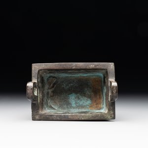 A Chinese archaistic gold and silver-inlaid bronze rectangular bronze censer, 'fangding 方鼎', Ming — photo 6