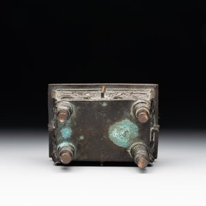A Chinese archaistic gold and silver-inlaid bronze rectangular bronze censer, 'fangding 方鼎', Ming — photo 7