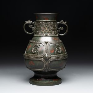 A Chinese archaistic gold- and silver-inlaid bronze vase with pseudo-rust patina, 19th C. — photo 1