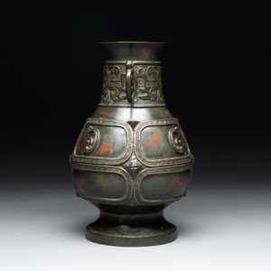 A Chinese archaistic gold- and silver-inlaid bronze vase with pseudo-rust patina, 19th C. — photo 2