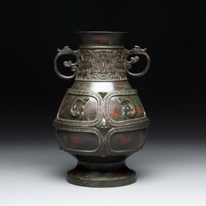 A Chinese archaistic gold- and silver-inlaid bronze vase with pseudo-rust patina, 19th C. — photo 3