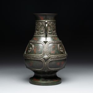 A Chinese archaistic gold- and silver-inlaid bronze vase with pseudo-rust patina, 19th C. — photo 4