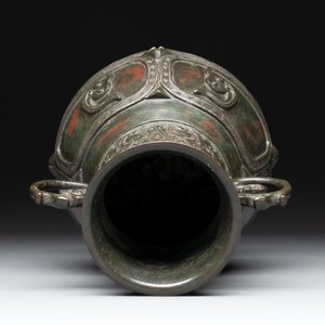 A Chinese archaistic gold- and silver-inlaid bronze vase with pseudo-rust patina, 19th C. — photo 5