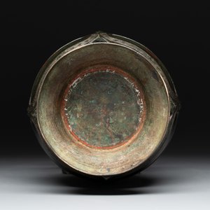 A Chinese archaistic gold- and silver-inlaid bronze vase with pseudo-rust patina, 19th C. — photo 6