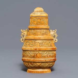 A Chinese archaistic ivory vase and cover on wooden stand, ca. 1900 — 照片 2