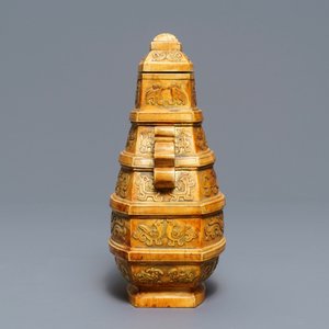 A Chinese archaistic ivory vase and cover on wooden stand, ca. 1900 — 照片 3