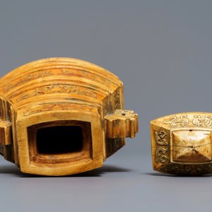 A Chinese archaistic ivory vase and cover on wooden stand, ca. 1900 — 照片 7