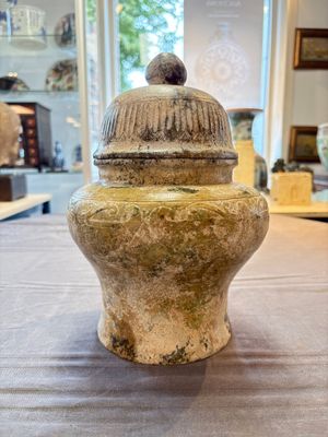 A Chinese archaistic jade vase and cover, 20th C. — 照片 1