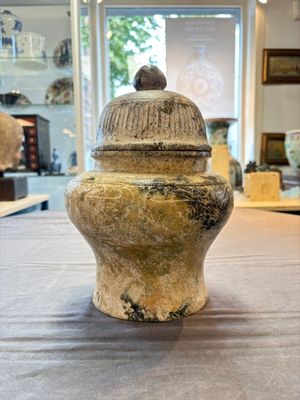 A Chinese archaistic jade vase and cover, 20th C. — 照片 2
