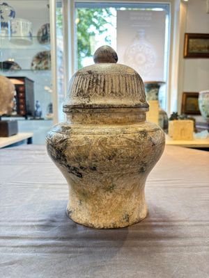 A Chinese archaistic jade vase and cover, 20th C. — 照片 3