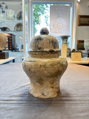 A Chinese archaistic jade vase and cover, 20th C. — 照片 4